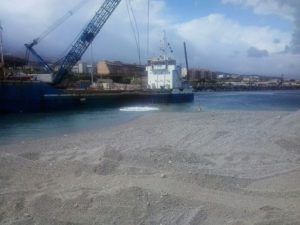 Una fase dele operazioni di dragaggio nel porto di Tremestieri l'estate scorsa 