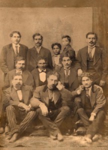 La famiglia Raffa in una foto della seconda metà dell'Ottocento. Angelo Raffa è il primo in basso sulla destra.