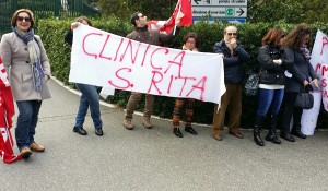 Una protesta dei lavoratori della clinica Santa Rita