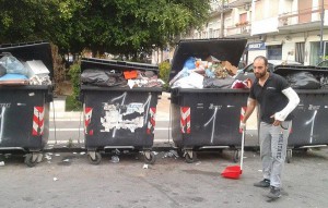 Commercianti Barcellona puliscono rifiuti 7-6-2015 c