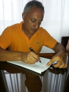 Il commissario Filippo Romano mentre firma la proroga