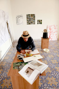 Lois Weinberger  nel suo studio_Palazzo Milio_Stanza della Seta_Ficarra