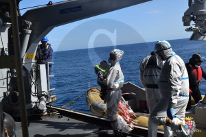 Migranti, Nave Bettica - 21 febbraio - Il bambino soccorso arriva a bordo