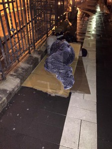 Clochard dorme sotto la pioggia 3 3 2016