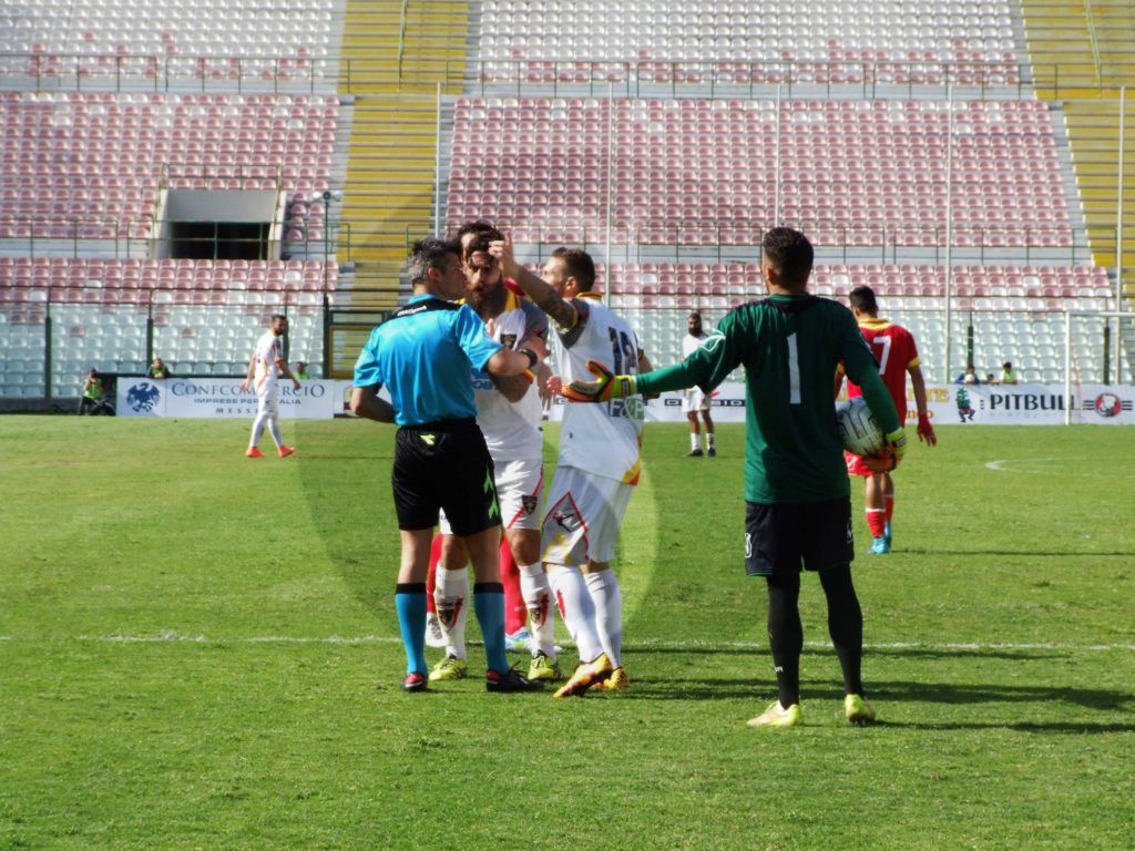 Moscardelli protesta con l'arbitro (Foto Maimone)