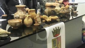 Polizia Enna reperti archeologici sicilians 14-4-16 (1)