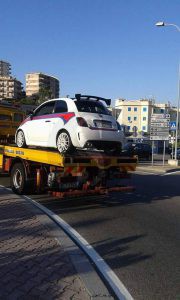 La Fiat 500 Abarth portata via dal carroattrezzi (foto da fb)