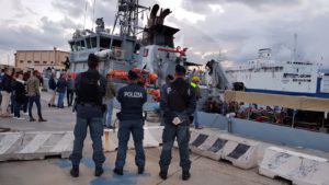 Messina Polizia migranti porto Sicilians